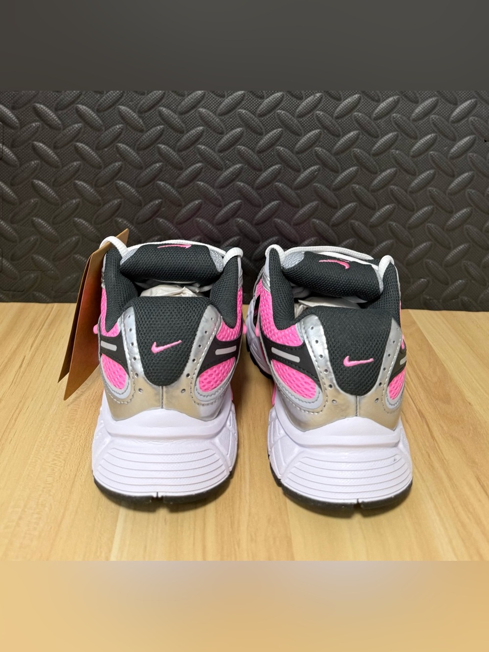 Nike V5 RNR Runner Pink Spell Anthracite Sneakers HQ7901-601 Womens Size 7.5 - Picture 4 of 6